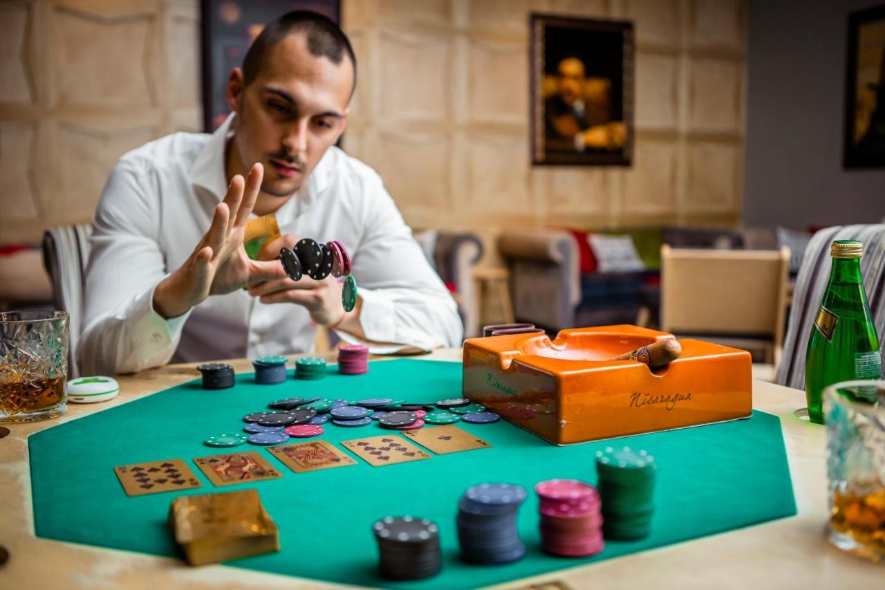 Hotel Arte Spa & Park Velingrad Ngoại thất bức ảnh A player at a poker table