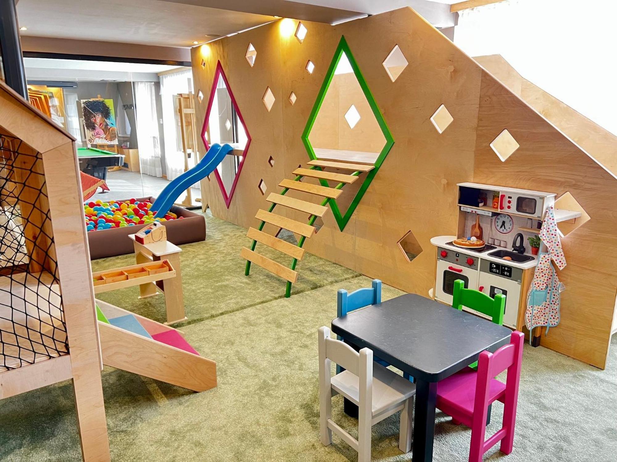 Hotel Arte Spa & Park Velingrad Ngoại thất bức ảnh The interior of the children's area