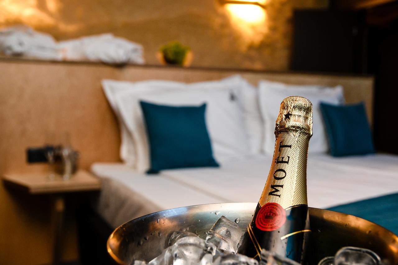 Hotel Arte Spa & Park Velingrad Ngoại thất bức ảnh A bottle of Moët & Chandon champagne